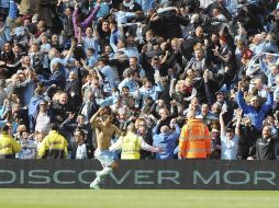 Sergio Agüero celebra ante miles de aficionados tras marcar el gol de la victoria en el partido de la Premier League entre el Manchester City y el Queens Park Rangers. EFE/P. Powell