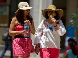 Ante el calor se recomienda tomar abundantes líquidos y utilizar filtró solar. NTX /ARCHIVO