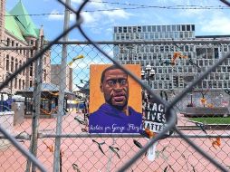 Fotografía de una imagen del afroamericano George Floyd colgada en la valla de seguridad puesta alrededor del Centro Gubernamental del Condado de Hennepin. EFE/A. Segura