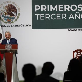 AMLO: se respetarán contratos petroleros, pero no se entregarán nuevos