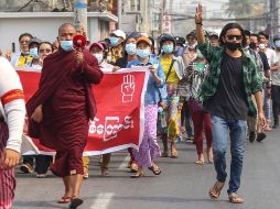 Manifestantes marchan durante una protesta contra el golpe militar en Mandalay, Birmania. EFE