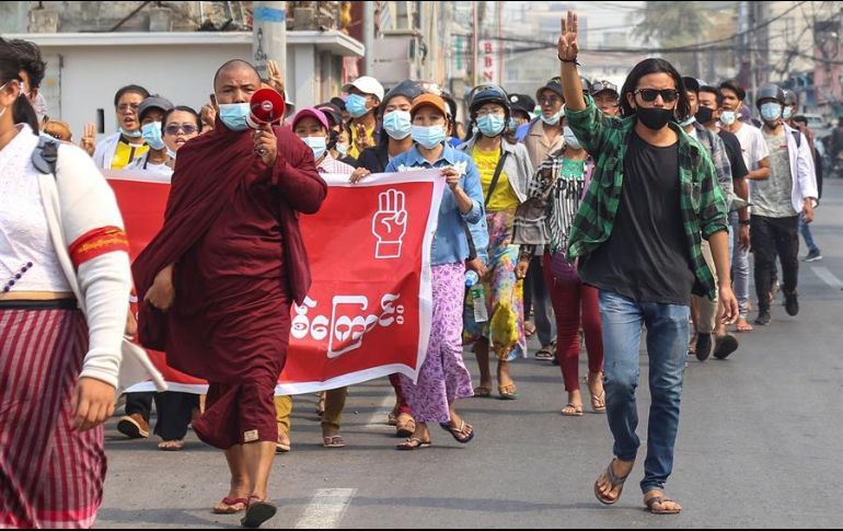 Manifestantes marchan durante una protesta contra el golpe militar en Mandalay, Birmania. EFE