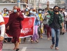 Manifestantes marchan durante una protesta contra el golpe militar en Mandalay, Birmania. EFE