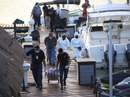 Forenses trasladan los cuerpos de las víctimas. EFE/A. Capul