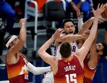 Los Nuggets jugaron con aficionados en casa por primera vez desde que se suspendió la temporada 2019-20 a mediados de marzo del año pasado por la pandemia. AP
