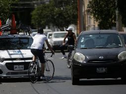 Algunos ciclistas circulan en sentido contrario para que los automovilistas los vean de frente, pues la mayoría no los respeta. EL INFORMADOR/F. Atilano