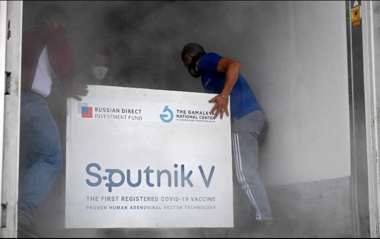México ha recibido 900 mil dosis de la vacuna rusa Sputnik V en tres embarques. AFP / ARCHIVO