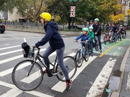 Andar en bicicleta es ideal para los niños porque los ejercitará, será divertido y podrán descubrir nuevos lugares. EFE / ARCHIVO
