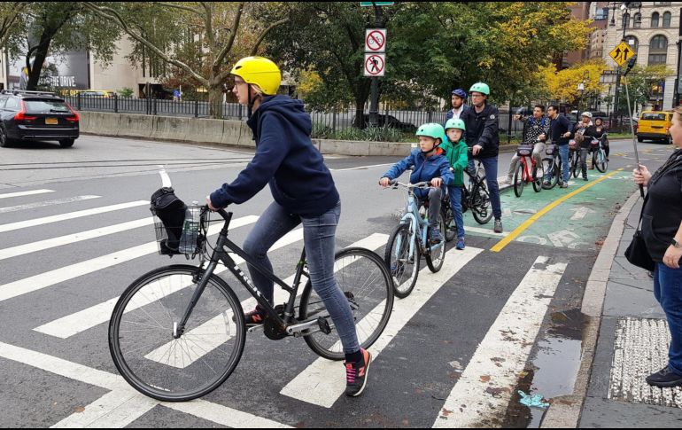 Andar en bicicleta es ideal para los niños porque los ejercitará, será divertido y podrán descubrir nuevos lugares. EFE / ARCHIVO