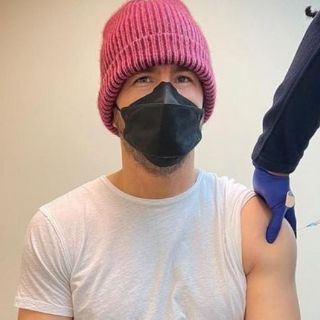 "Finalmente tengo 5G": Ryan Reynolds tras ser vacunado contra COVID-19