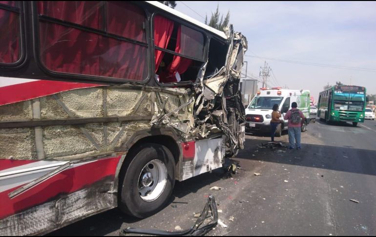 Paramédicos atendieron a 18 personas lesionadas del camión de pasajeros. ESPECIAL / Protección Civil Jalisco