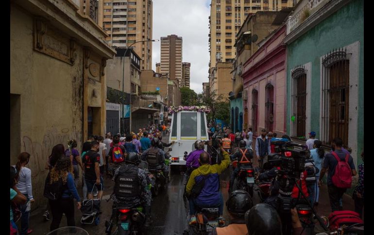 Por segundo año se prohibió la tradicional aglomeración frente la Basílica de Santa Teresa, en el centro de Caracas, y la imagen fue trasladada a bordo del 