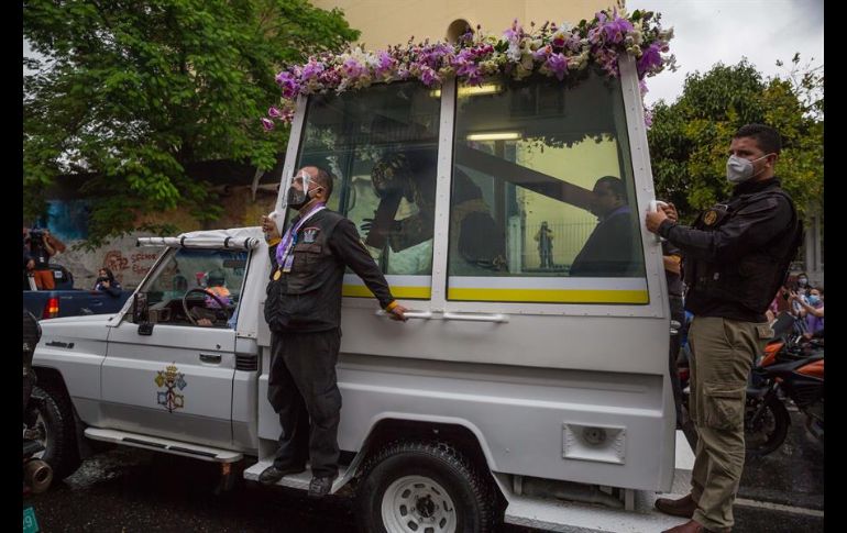 Por segundo año se prohibió la tradicional aglomeración frente la Basílica de Santa Teresa, en el centro de Caracas, y la imagen fue trasladada a bordo del 