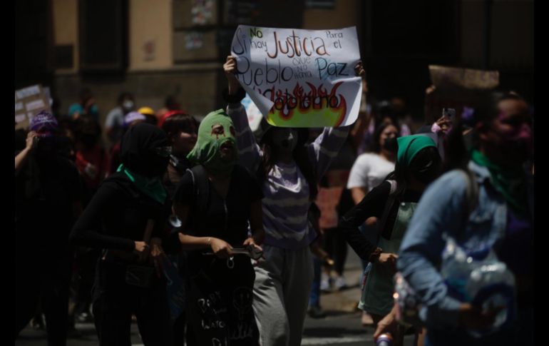 Este miércoles un grupo de mujeres se manifiesta en la zona centro de Guadalajara. EL INFORMADOR / F. Atilano