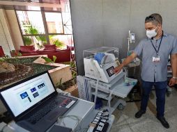 Media docena de científicos a cargo de centros de investigación del país mostraron a periodistas algunos de los dispositivos que están produciendo. EFE/Y. Zamora