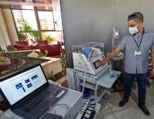 Media docena de científicos a cargo de centros de investigación del país mostraron a periodistas algunos de los dispositivos que están produciendo. EFE/Y. Zamora
