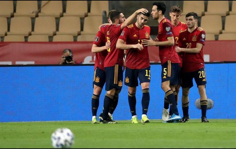 El centrocampista de España, Ferrán Torres (c), celebra el segundo gol del equipo en el partido ante Kosovo disputado en el estadio de la Cartuja de Sevilla. EFE/J. Muñoz