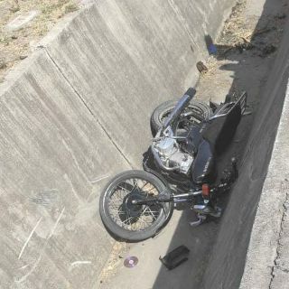 Tratan de escapar en moto robada y caen a canal