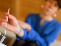 El ciudadano extranjero cumple una cuarentena estricta tras dar positivo al virus. EFE/P. Guelland