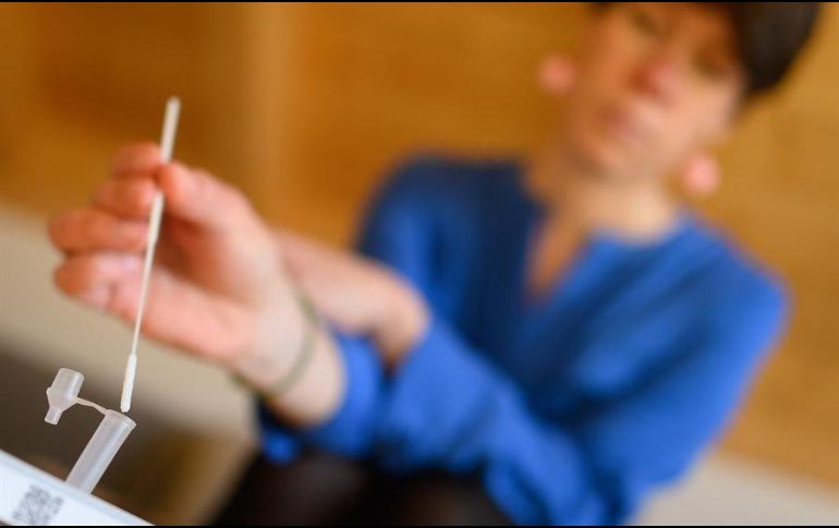 El ciudadano extranjero cumple una cuarentena estricta tras dar positivo al virus. EFE/P. Guelland