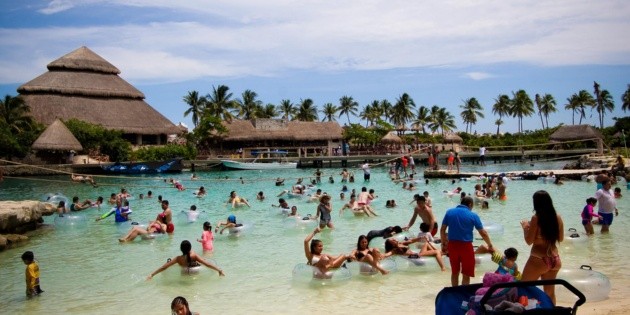 Muere menor en parque de Xcaret; lo succiona filtro de agua