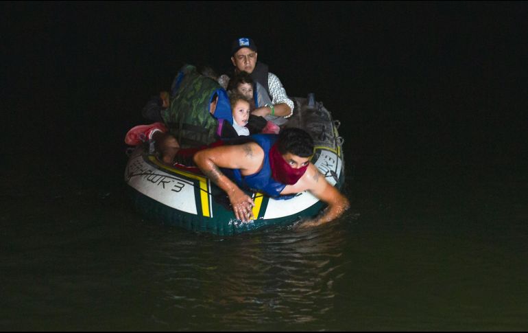 Los migrantes buscan llegar a EU sin importar el riesgo. AP/Lopez-Mills
