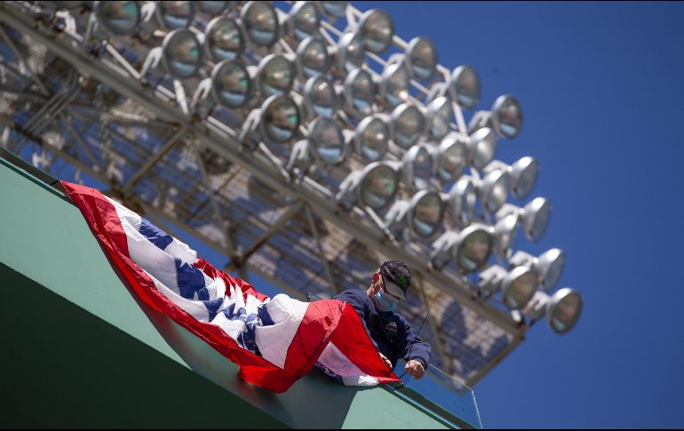 En este día de apertura de la temporada, el presidente Biden insiste en la importancia de usar cubrebocas y seguir otras restricciones sanitarias para evitar la propagación del coronavirus. EFE / C. J. Gunter