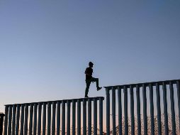 Ayer se dieron a conocer unas imágenes donde un sujeto avienta a dos niñas a través del muro que divide a México y EU. AFP / ARCHIVO