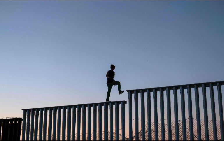 Ayer se dieron a conocer unas imágenes donde un sujeto avienta a dos niñas a través del muro que divide a México y EU. AFP / ARCHIVO