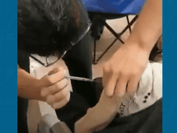 Se trata de un estudiante universitario de la escuela de medicina ya que el sector salud capacita voluntarios para la aplicación de la vacuna. ESPECIAL