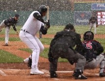 La pelota se confunde con los copos de nieve antes de que Miguel Cabrera pegara jonrón en el juego Cleveland vs. Detroit. AFP/G. Shamus
