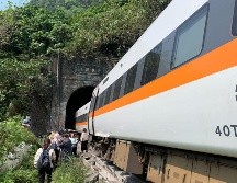 Un vehículo de construcción causó el accidente al deslizarse por un terraplén y golpear al tren cuando entraba en el túnel. AFP/Centro de Operación de Emergencias
