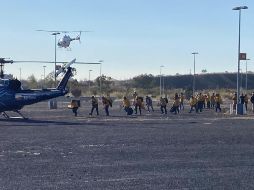 La mañana de este viernes se reanuda el apoyo aéreo con helicópteros de distintas corporaciones para extinguir el incendio que generaron en el Bosque La Primavera, en el paraje Las Canoas. ESPECIAL / Bomberos de Zapopan