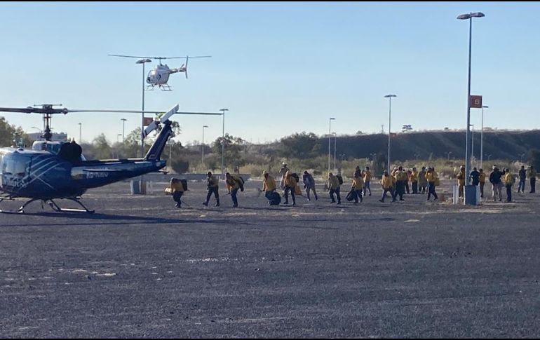 La mañana de este viernes se reanuda el apoyo aéreo con helicópteros de distintas corporaciones para extinguir el incendio que generaron en el Bosque La Primavera, en el paraje Las Canoas. ESPECIAL / Bomberos de Zapopan
