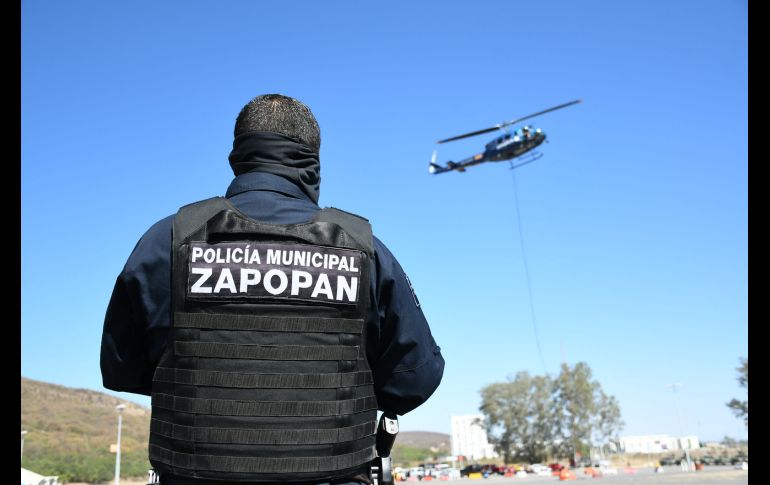 Son cinco helicópteros los que trabajan en la zona, tanto para el traslado de personal como para descargar agua. ESPECIAL / Gobierno de Zapopan