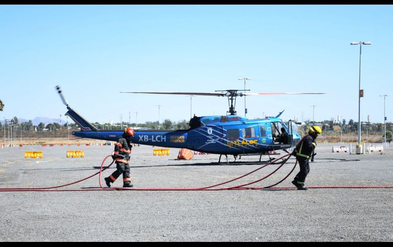 Son cinco helicópteros los que trabajan en la zona, tanto para el traslado de personal como para descargar agua. ESPECIAL / Gobierno de Zapopan