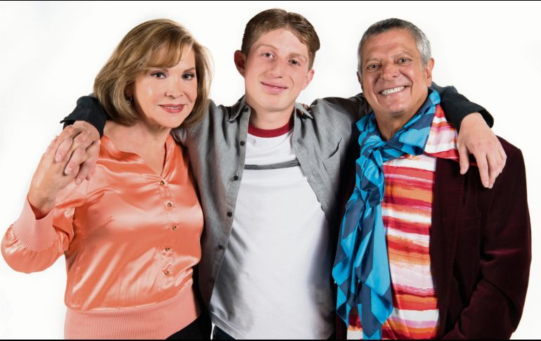 César Bono. El actor está en compañía de la actriz, Ana Bertha Espín, y el histrión, Octavio Ocaña. ESPECIAL/Televisa