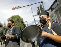 Sectores económicos como el restaurantero han sido particularmente golpeados por la pandemia, derivando en el cierre de negocios y el despido de empleados. AP