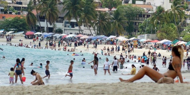 Semana Santa: Turistas hacen fila para acceder a playas de Oaxaca