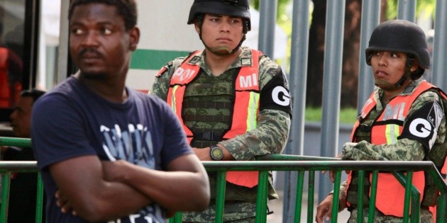 Rescatan a 61 migrantes hacinados en un cami&oacute;n