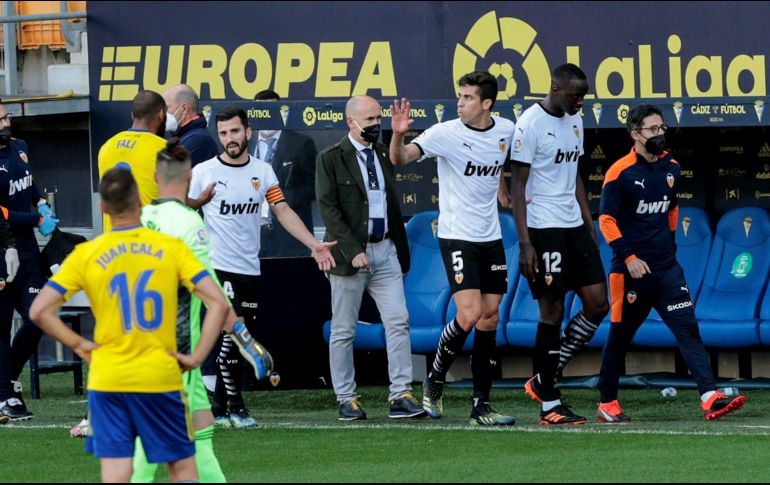 Los jugadores del Valencia se retiraron del campo del Ramón de Carranza pasada la media hora de su partido contra el Cádiz. EFE / R. Ríos