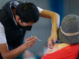 El martes 6 de abril empezará la vacunación para adultos mayores de 60 años en los municipios anunciados. AFP/ARCHIVO