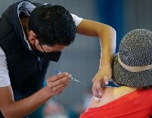 El martes 6 de abril empezará la vacunación para adultos mayores de 60 años en los municipios anunciados. AFP/ARCHIVO