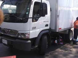 El cuerpo de la víctima, quedó debajo del camión. ESPECIAL