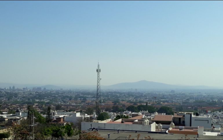 La contaminación en la ZMG esta mañana, vista desde el Cerro del Tesoro, en Tlaquepaque. EL INFORMADOR/I. Murakami