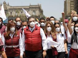Carlos Lomelí participó en una pega simbólica de calcomanías como parte de las actividades de este viernes. ESPECIAL/Prensa Carlos Lomeló