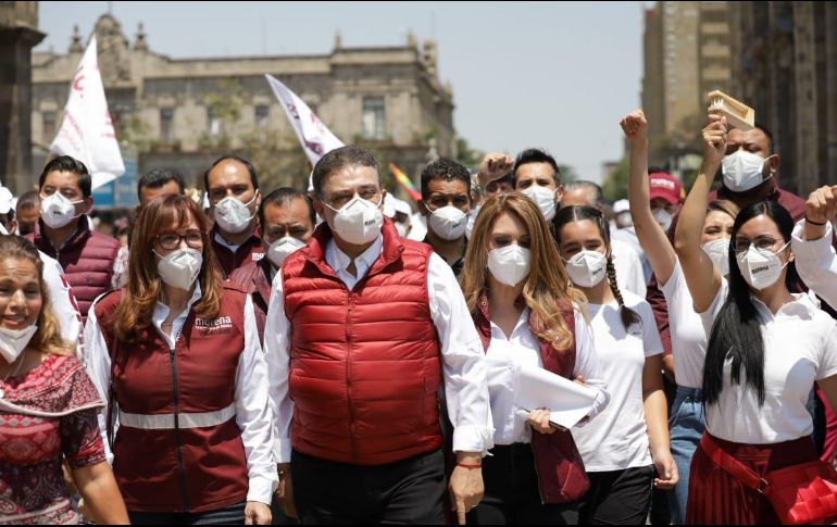 Carlos Lomelí participó en una pega simbólica de calcomanías como parte de las actividades de este viernes. ESPECIAL/Prensa Carlos Lomeló