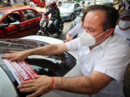 Maldonado también encabezó una pega de calcas. ESPECIAL