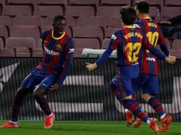 El delantero francés del FC Barcelona, Ousmane Dembélé (i), celebra su gol, el primero y único del partido. EFE/A. Estévez