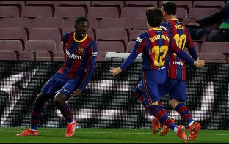 El delantero francés del FC Barcelona, Ousmane Dembélé (i), celebra su gol, el primero y único del partido. EFE/A. Estévez